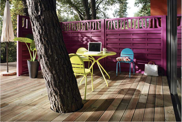 Decoración de terrazas en madera, ideas de éxito. Silla de madera antigua para porches