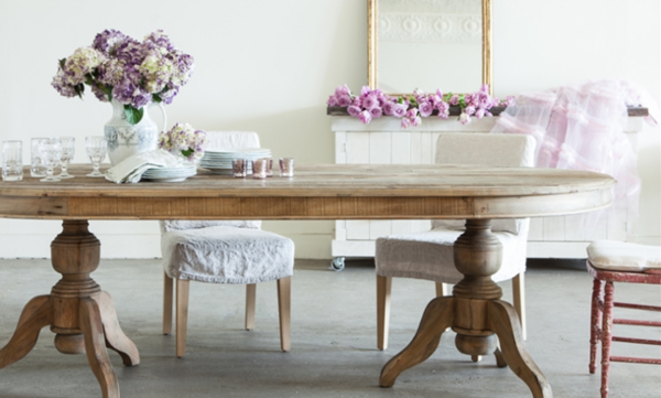 Muebles de comedor en el salón para las cenas especiales Muebles de comedor con la mesa de vidrio y sillas de colores