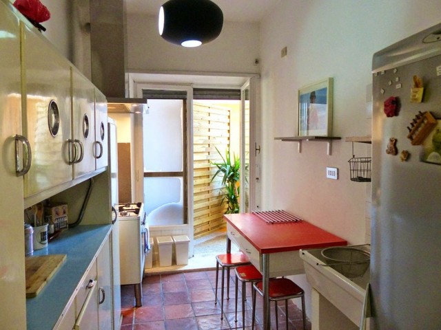 Vintage: estilo retro clásico en la cocina Cocina pequeña color burdeos