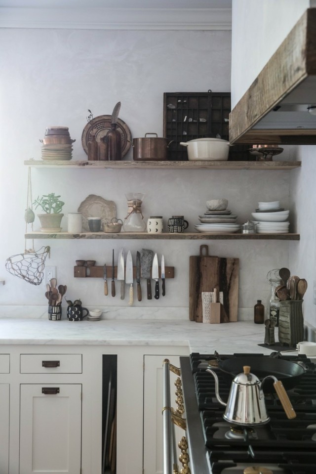 Vintage: estilo retro clásico en la cocina Cocina pequeña color burdeos
