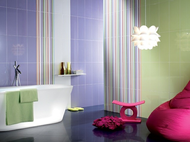lampara bañera toalla muebles azulejos