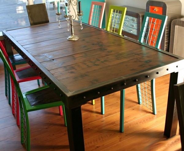 Muebles de comedor en el salón para las cenas especiales Sillas de madera para comedor clasicas