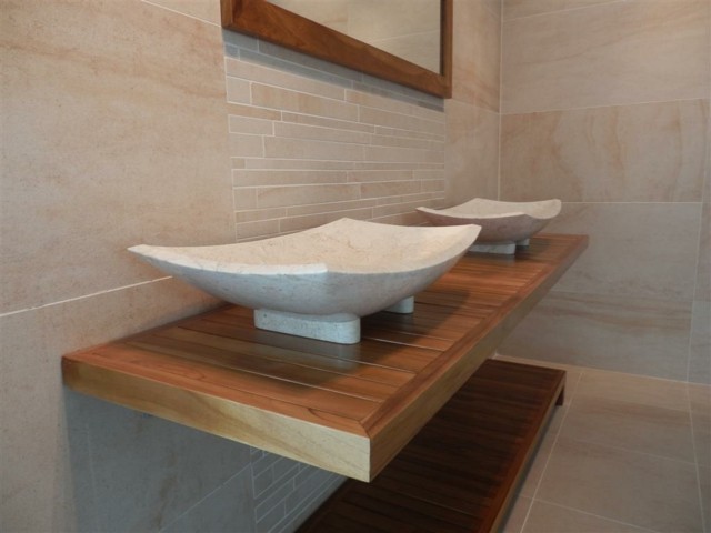 muebles naranja madera espejo lavabos