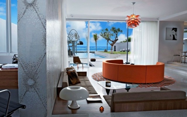 salon pared mosaico muebles naranja vista bomita