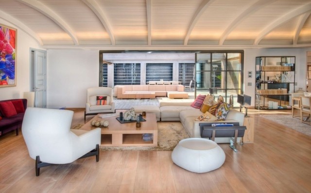 salon veranda colores crema muebles blanco madera