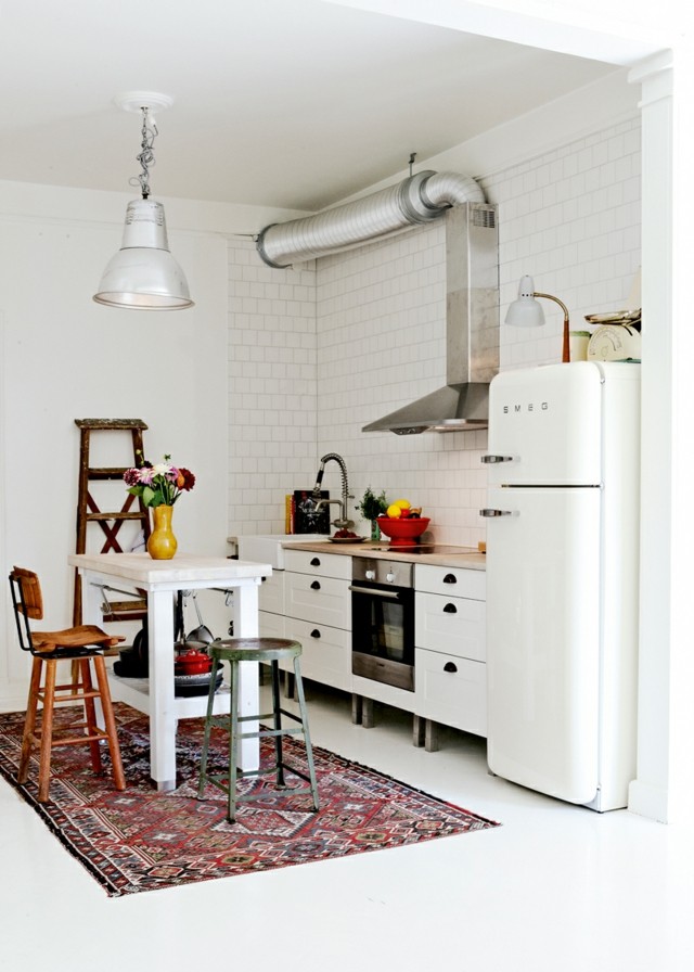 Vintage: estilo retro clásico en la cocina Sillas y mesas de madera blanco