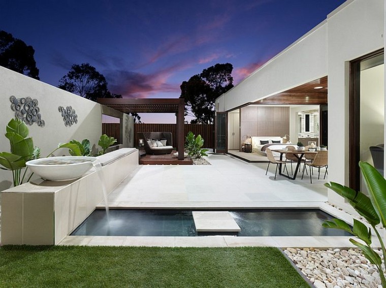 Una piscina pequeña en el patio trasero, un gran capricho Decoración interior Patio Suelo
