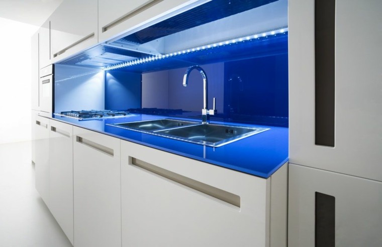 Iluminación led 75 ideas increÃbles para el hogar. Baños azul con blanco y cenefa
