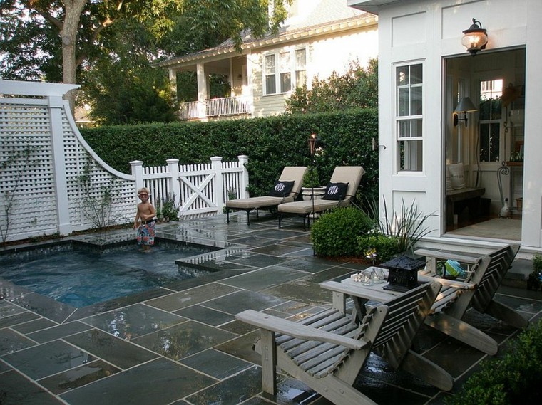 Una piscina pequeña en el patio trasero, un gran capricho Decoración interior Patio Suelo