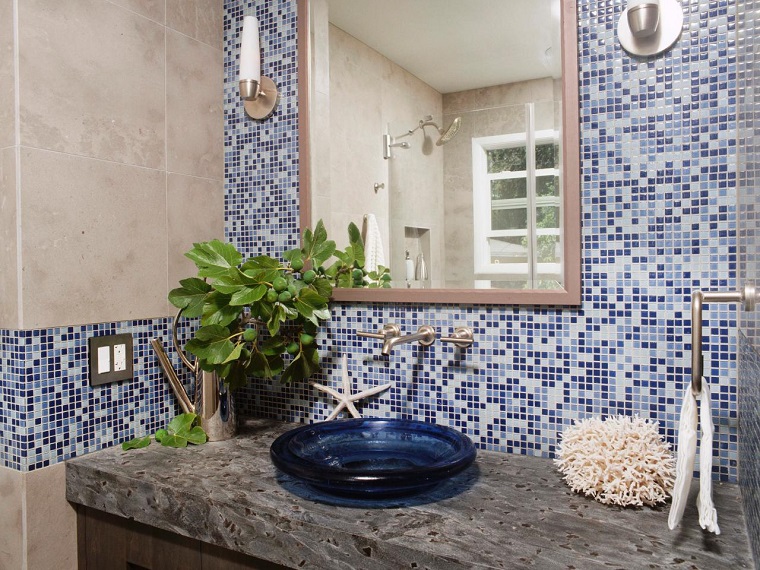 Baños pequeños modernos con decoraciónes originales