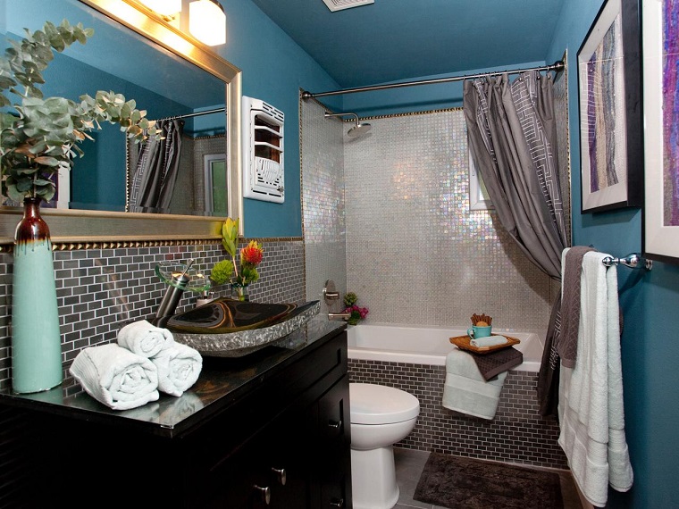 Baños pequeños modernos con decoraciónes originales
