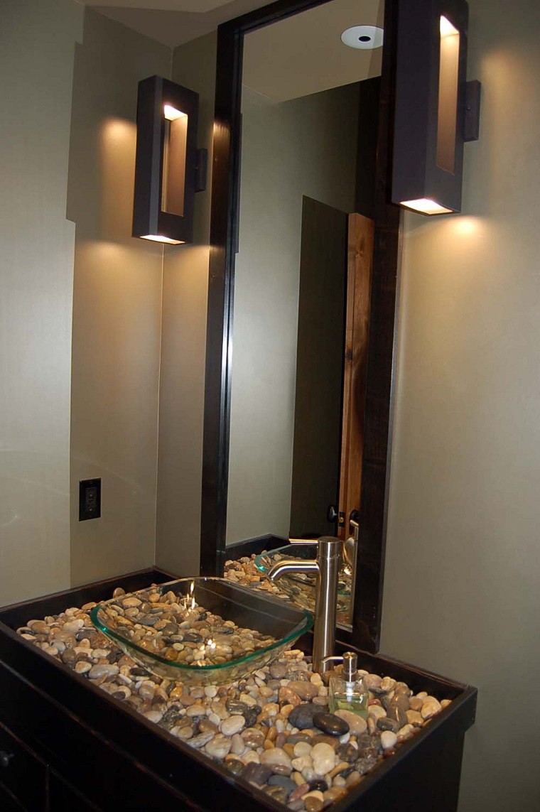 Baños pequeños modernos con decoraciónes originales
