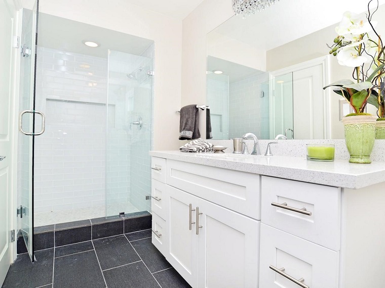 Baños pequeños modernos con decoraciónes originales