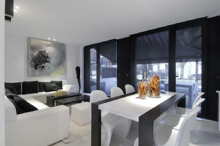 Decorar salas de estar en blanco y negro, ¿se atreve?