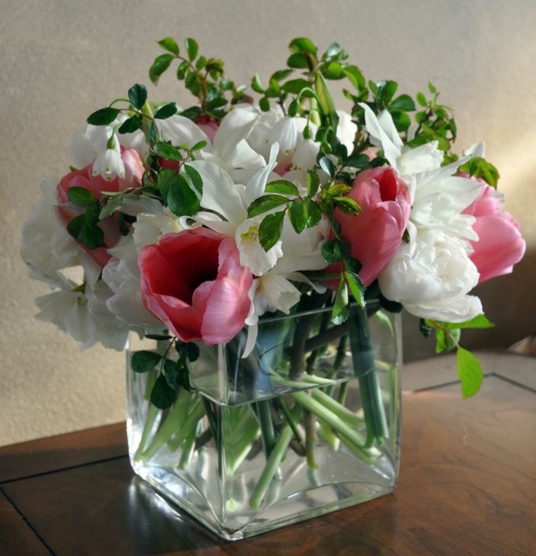 Ramos de flores y arreglos florales para decorar el hogar Como decorar un jarron de cristal