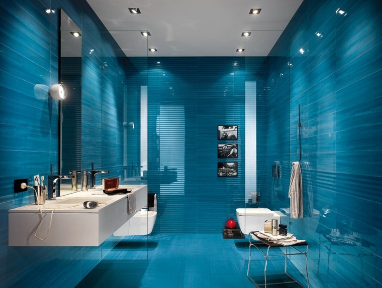 Azulejos para baños modernos cien ideas geniales Baños azul con blanco y cenefa