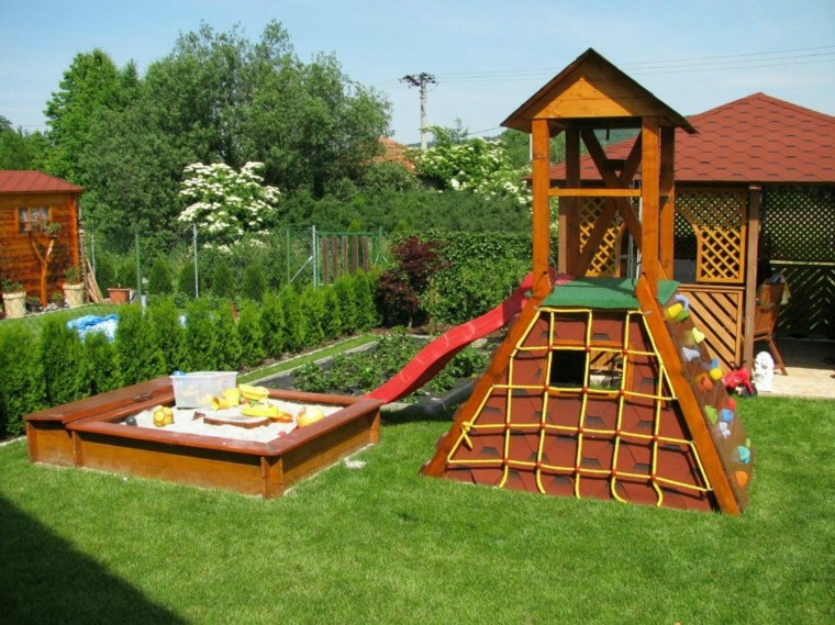 Parques infantiles en el jardín para un verano divertido