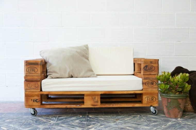 Sofas baratos hechos con palés, prácticos y funcionales.