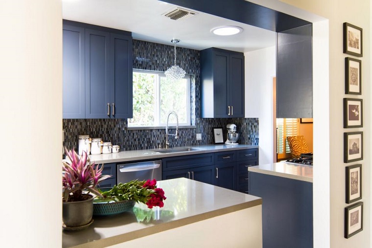 Shirry-Dolgin-cocina-moderna-pared-mosaico-armarios-azules Blog 