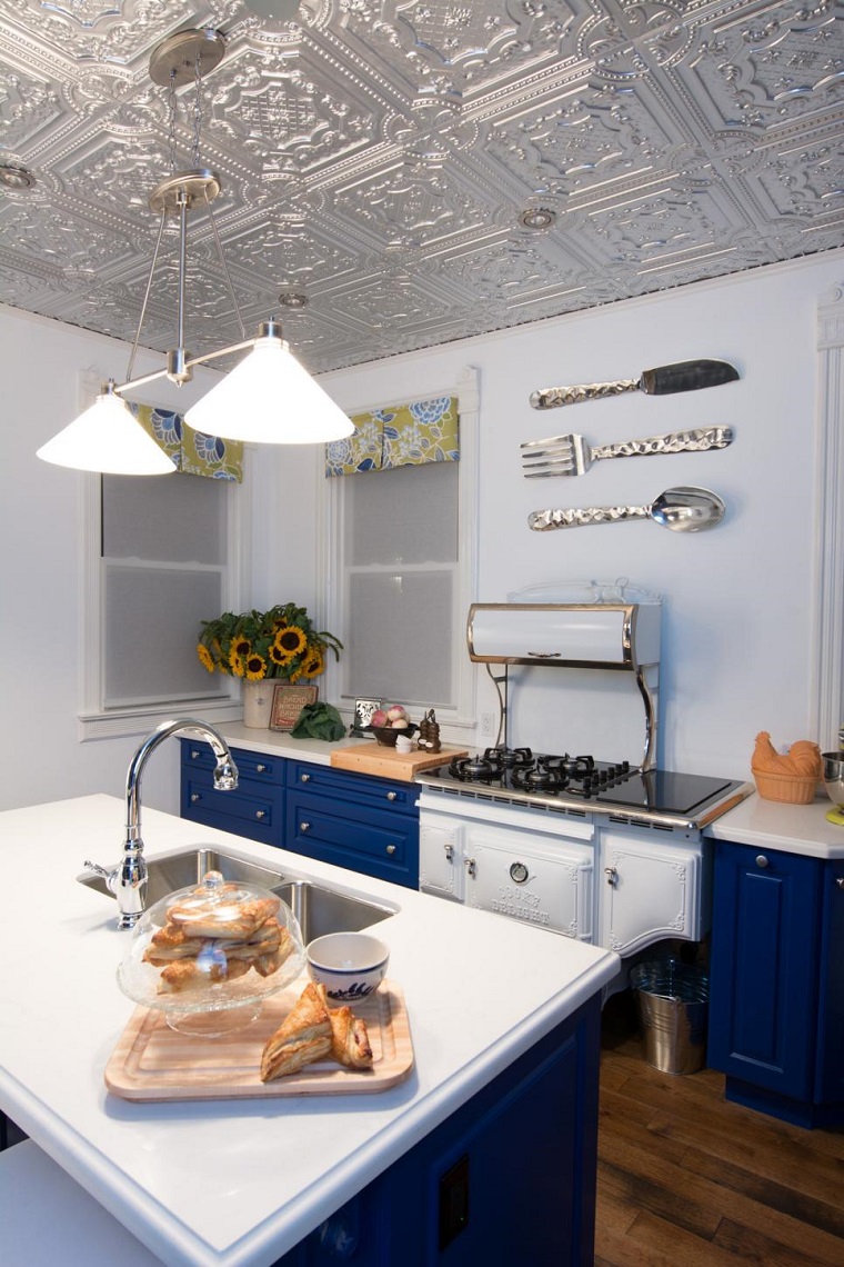 cocinas-pequenas-modernas-decotacion-pared-armarios-azules Blog 