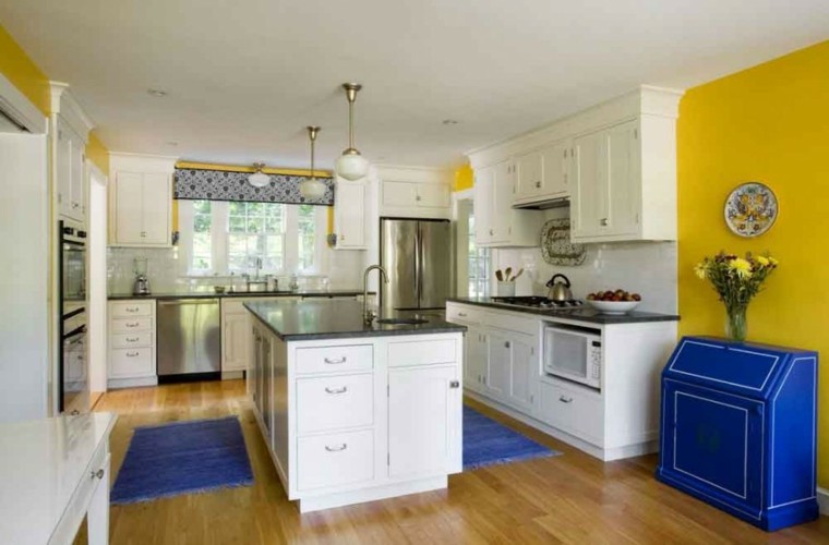 Cocinas pintadas con los colores de moda 50 ideas Los mejores diseños de enchape con cenefa para cocina en una cocina integral