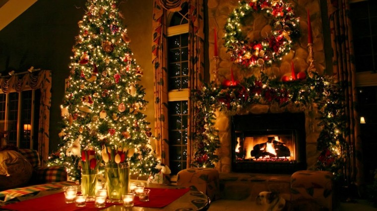 Guirnaldas de luces, ramas, papel, flores para navidad