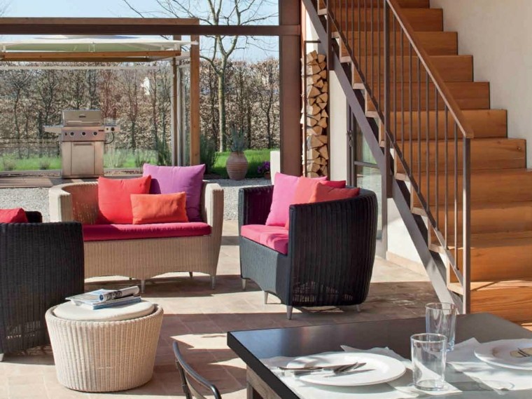 Muebles mimbre dentro y fuera de la casa moderna