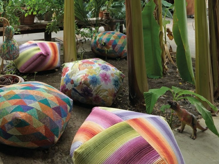 Muebles modernos salon y asientos de diseño diferente.