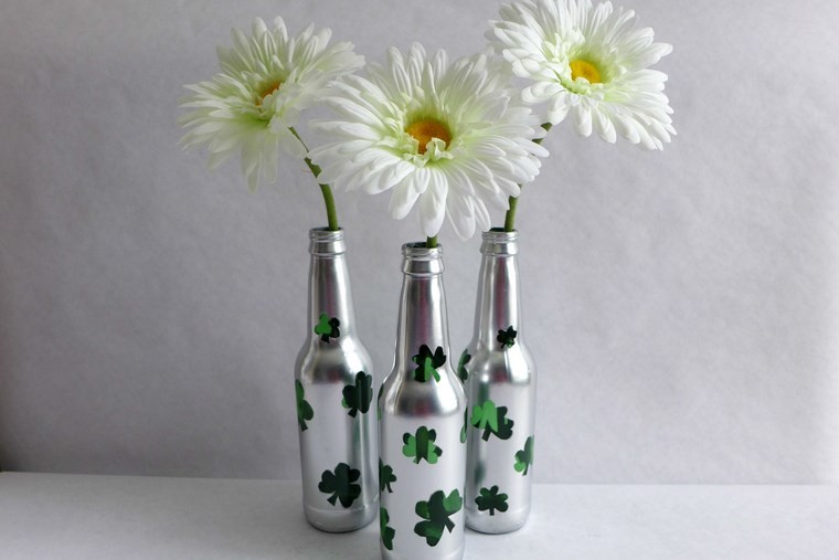 Botellas de cristal y tarros convertidos en jarrones 25 ideas Como decorar un jarron de cristal