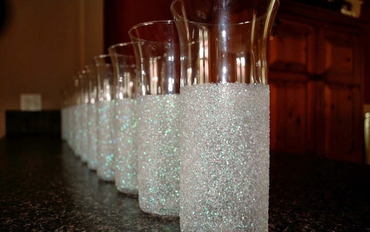 Botellas de cristal y tarros convertidos en jarrones 25 ideas Como decorar un jarron de cristal