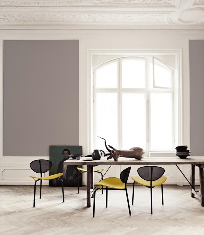 comedor elegante amarillo patrones sillas coronas cuadro ventanas