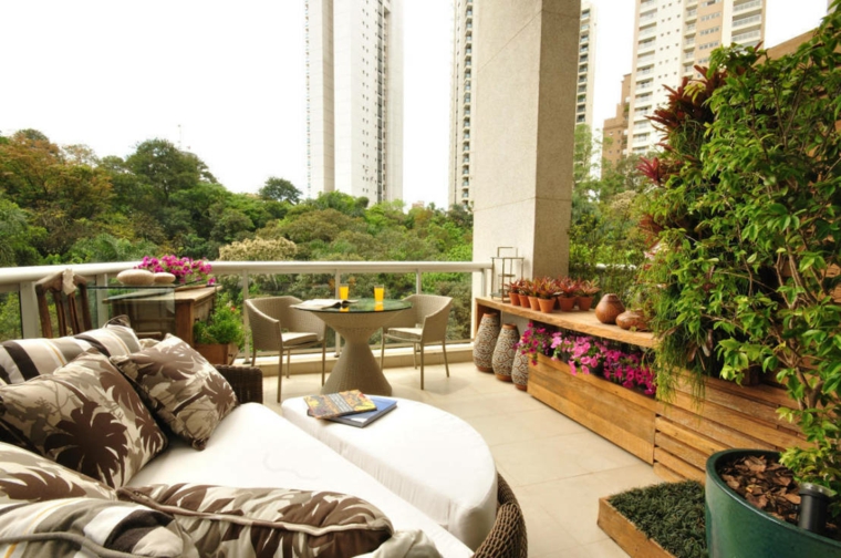 Flores bonitas y plantas para el balcón o la terraza Decoración Edificio Balcón