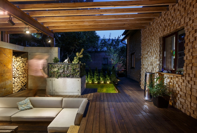 Sala de estar al aire libre diseñada por Svoya Studio.