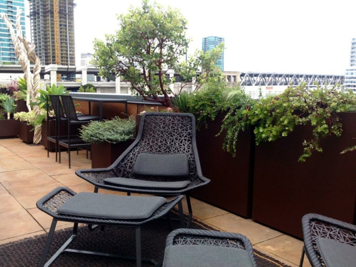Jardineras ideas para aprovecharlas en terrazas y balcones. Decoración Edificio Balcón
