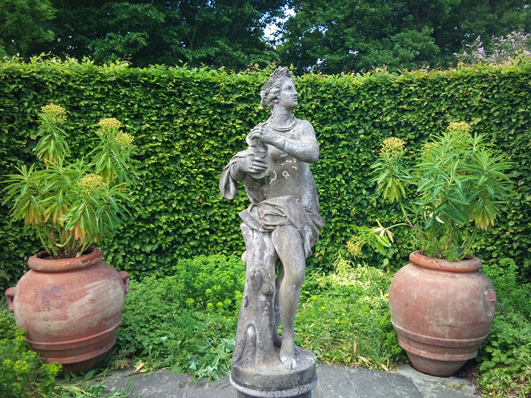 estatua en el jardín 25 ideas para decoración exterior