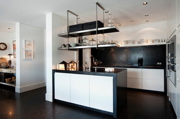 Cocina blanca y negra descubre la tendencia de este año