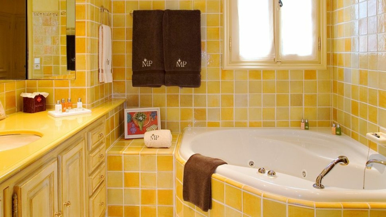 Baños de color amarillo muebles y accesorios brillantes Azulejos baños