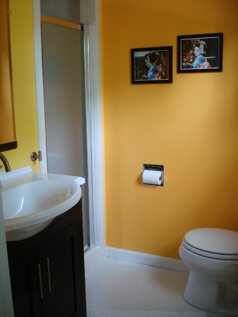 Baños de color amarillo - muebles y accesorios brillantes