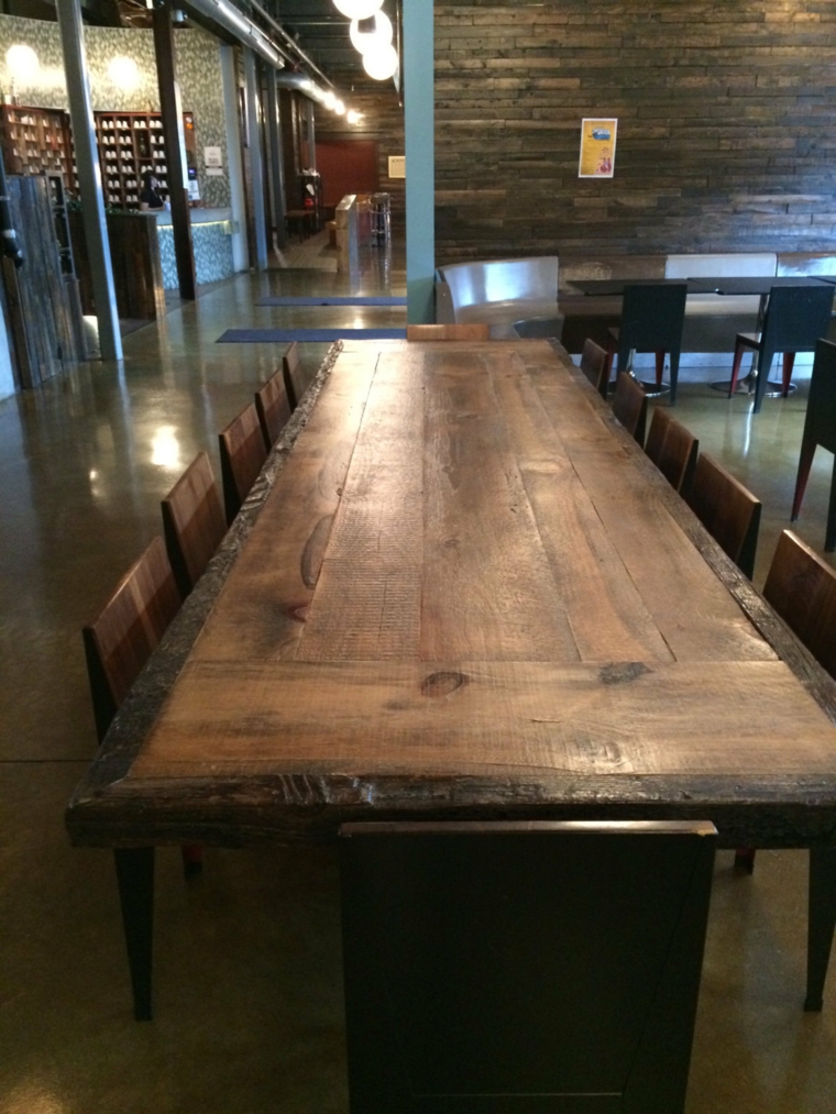 Mesas de madera un acento rústico para el comedor