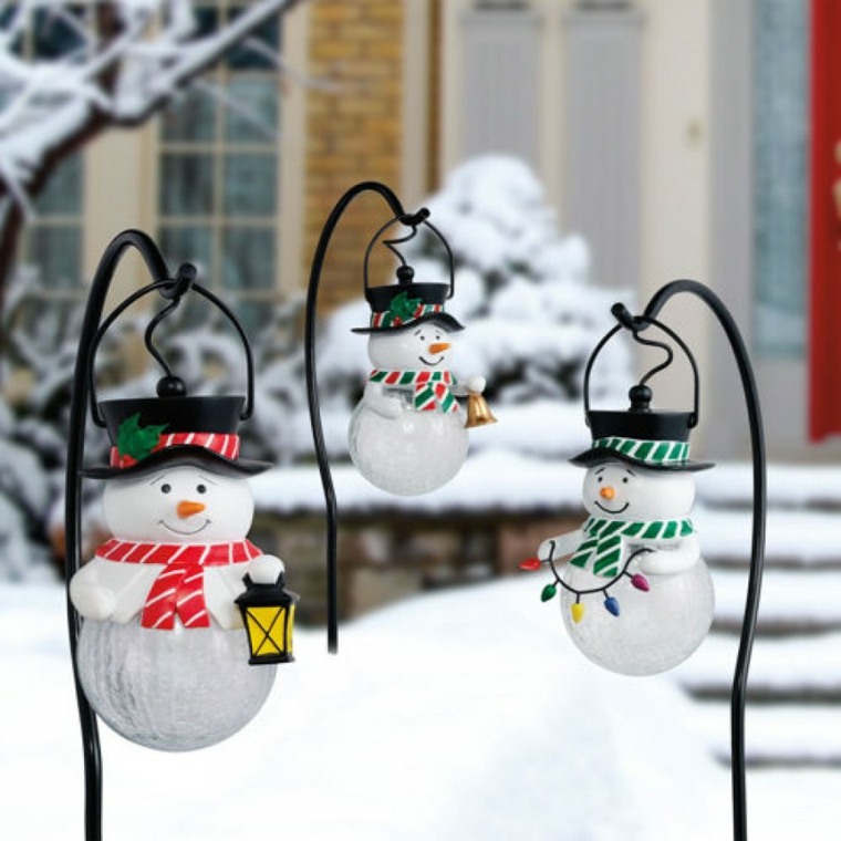 Adornos navideños bellos y elegantes para el exterior