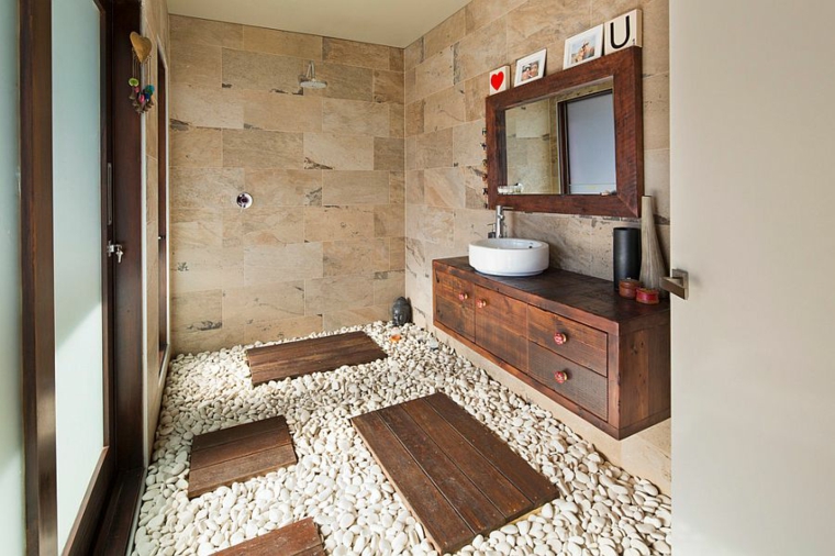Cuarto de baño de madera y piedra 42 diseños
