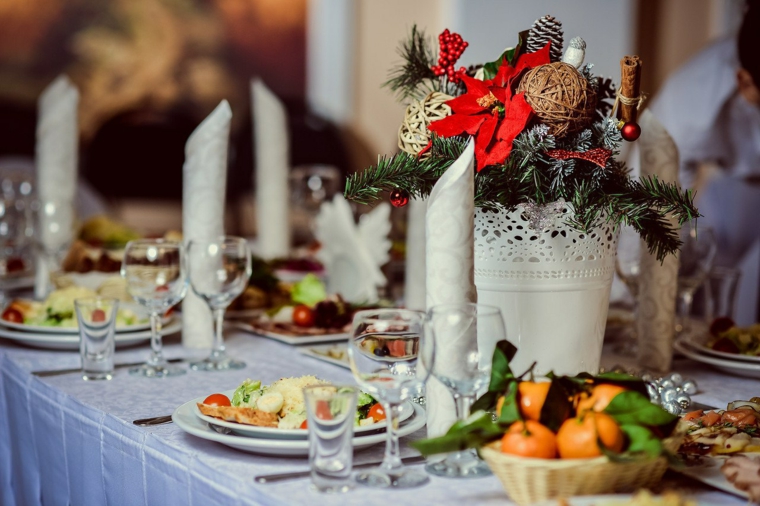 Cenas de navidad ideas de decoración glamurosa para la mesa Decoracion contemporanea con mesas tronco