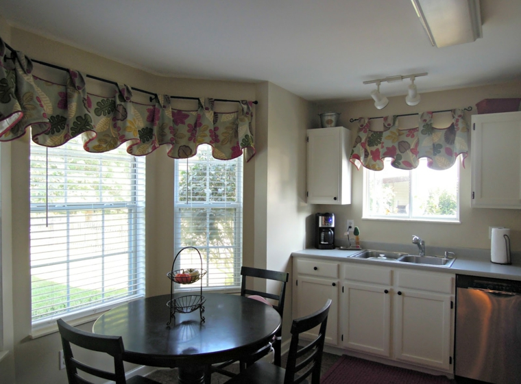 Cortinas de cocina y estores para enriquecer el diseño
