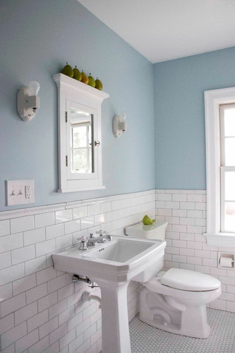 Azulejos blancos de estilo metro en baños y cocinas