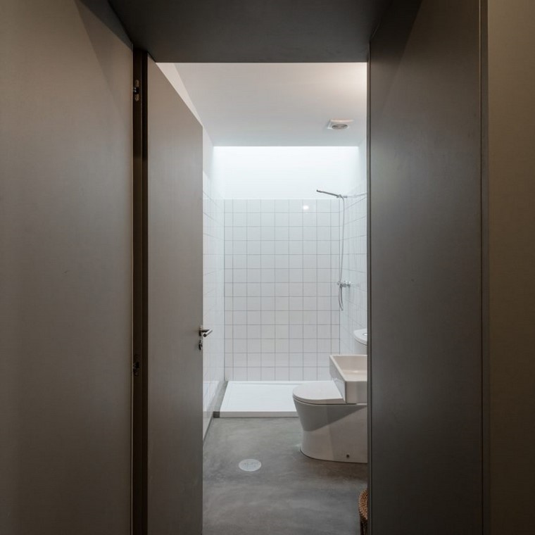 baño al lado de la entrada apartamento pequeno diseno bano pequeno ideas