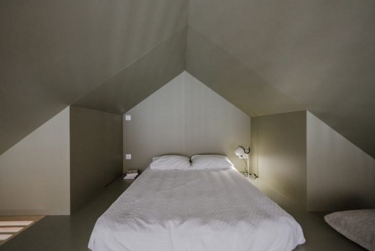 cama cerca del techo apartamento pequeno diseno dormitorio cama ideas