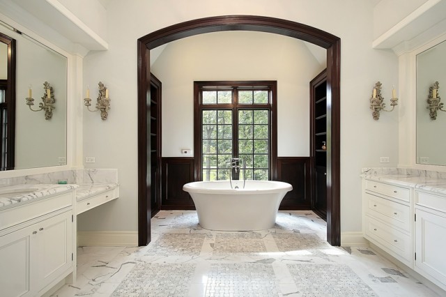 baño amplio luminoso blanco marmol muebles madera tina