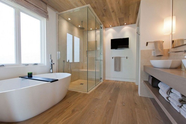 baño amplio suelo madera estilo bañera cabina