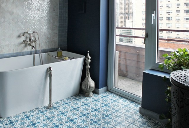 baño de diseño estilo mediterraneo pared azul