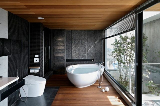 baño de diseño estilo minimalista bañera blanco suelo bgonita madera